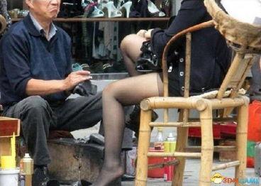 农民工舔美女丝袜脚,体验丝袜美女脚下的温柔