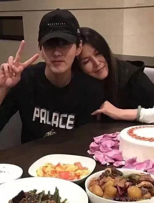 娱乐八卦事件爆料吃瓜,明星隐私大曝光，吃瓜群众狂欢时刻！