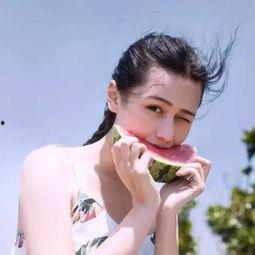 女生说在吃瓜看看你表演,见证女生的独特“吃瓜”表演